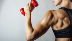 Vypracovaný triceps na ženě je sexy