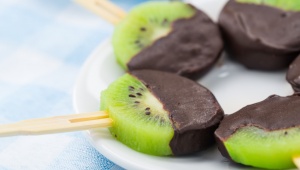 Kiwi na špejli s čokoládou