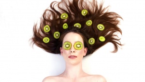 Domácí vlasová  maska z kiwi a citrónu proti lámavým vlasům
