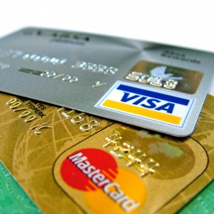 Kreditní karta je plná výhod, i přesto se nemusí vyplatit. Kdy i vám může zlomit vaz?