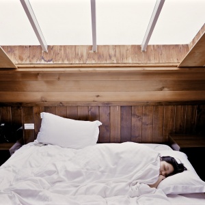 Jak se pohodlně vyspat i v horkých letních nocích? 7 zaručených tipů pro pohodlný spánek