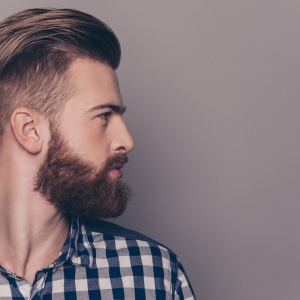Padání vlasů u mužů: Kdy je přirozené a jaké jsou jeho příčiny?