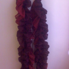 Ozdobný vínovočervený šál