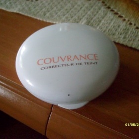 Tuhý make up Couvrance 01 Porcelaine od Avene