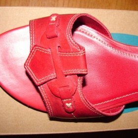 Červené sandálky na podpatku Baťa (park)