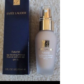 Estee Lauder Futurist Age-Resisting Makeup SPF 15 - foto č. 1