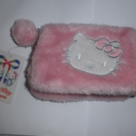 Růžová kožešinková taštička s motivem Hello Kitty