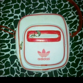 Červeno-bíla crossbody adidas - foto č. 1