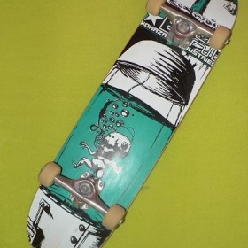 Černo zelený skateboard Biohazard