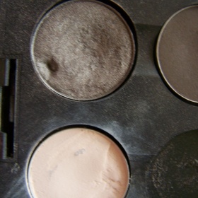 MAC a Benefit stíny - foto č. 1