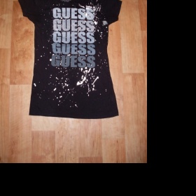 Černé Guess tričko s kamínky - foto č. 1