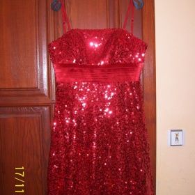 Červené plesové šaty s flitry - foto č. 1