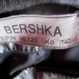 Černé skinny kalhoty imitace kůže Bershka