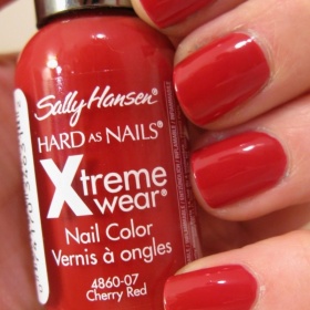 Červený lak na nehty Sally Hansen, odstín Cherry Red - foto č. 1